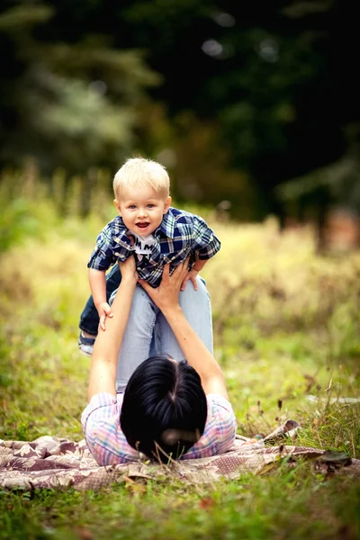 Mamma e figlio giocato sulla natura — Foto Stock