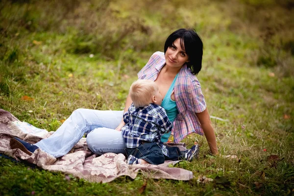 Mãe amamentando seu filho — Fotografia de Stock
