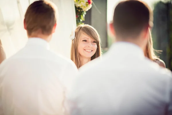 Menina bonita em um fundo de homens — Fotografia de Stock