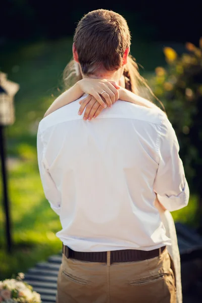 Recém-casados abraçando no dia mais bonito — Fotografia de Stock