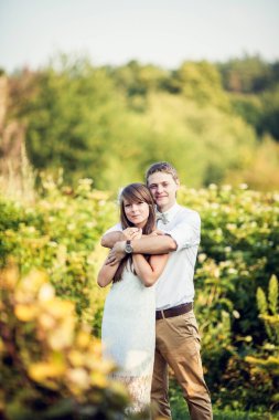 Yeni evliler doğaya sarılıyorlar.