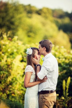 genç adam şefkatle genç bir kadınla öpüşürken