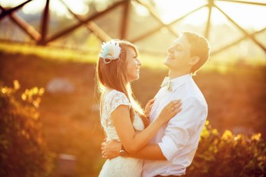 Yeni evliler doğaya sarılıyorlar.