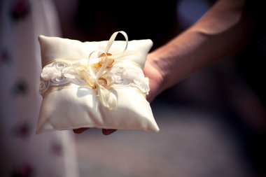 Yastıktaki alyanslar