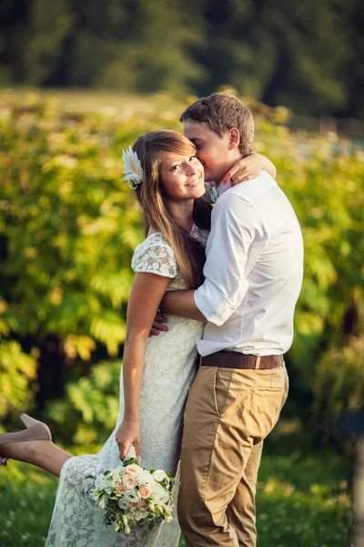 Gently kiss the groom — Stock Photo, Image