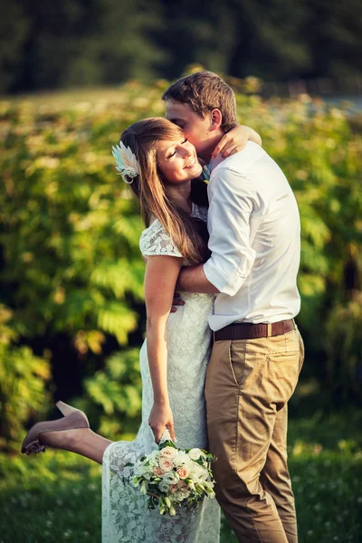 Recém-casados abraçando a natureza — Fotografia de Stock