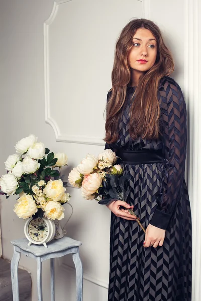 Schöne Mädchen in einem schönen Kleid mit einem Blumenstrauß — Stockfoto