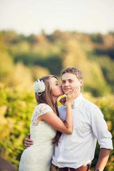 Sposa dà un bacio alla sua amata — Foto Stock