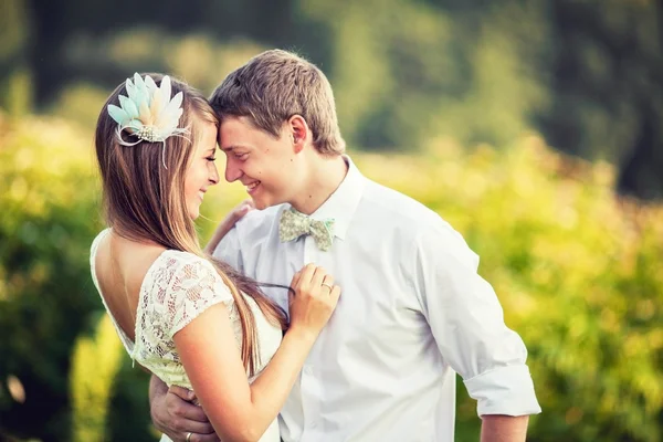 Hermosos amantes abrazo — Foto de Stock