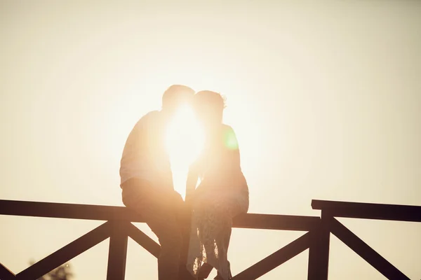 Küssendes Paar im Sonnenlicht — Stockfoto