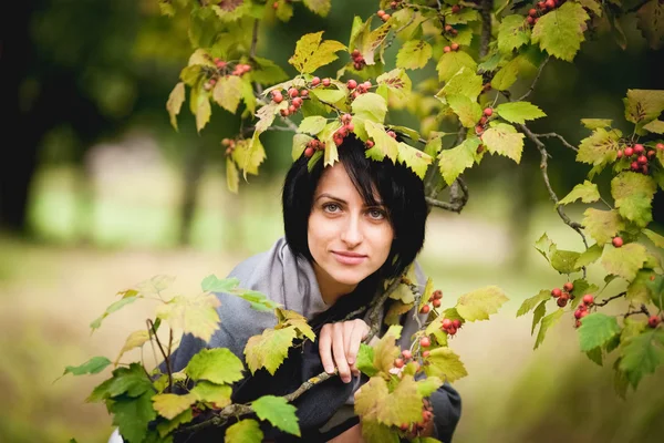 Portret van een vrouw in de natuur — Stockfoto