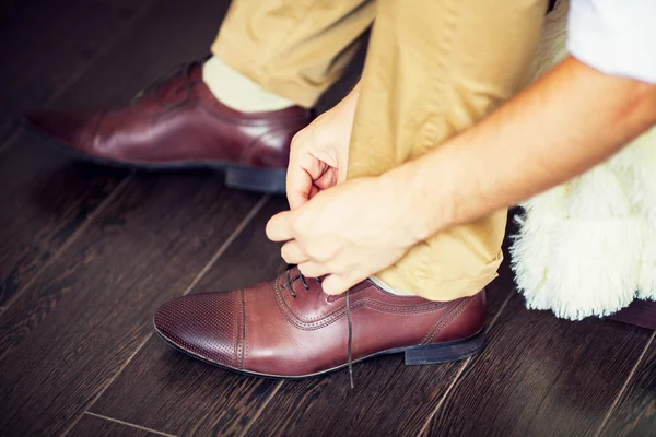 Un hombre atándose los cordones —  Fotos de Stock