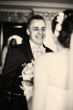 düğün. damat, ilk onun gelin düğün elbisesiyle gördüm