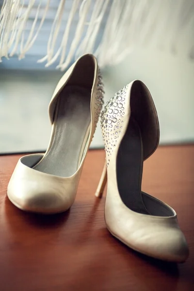 Взуття наречених, сидячи на кінцевому столі — стокове фото