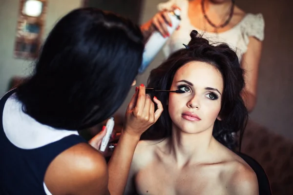 Boda. Joven hermosa chica aplicando maquillaje por maquillador — Foto de Stock