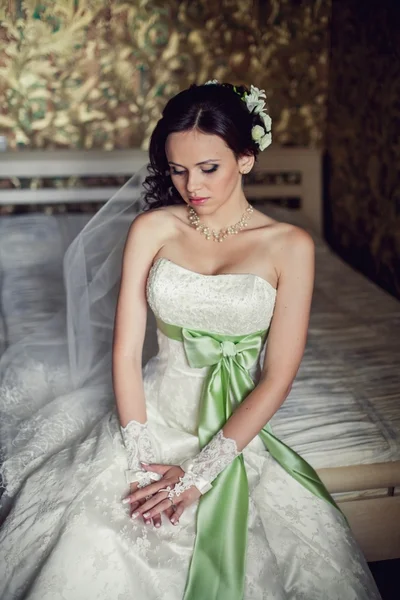 Casamento. Mulher bonita na cama em seu quarto — Fotografia de Stock