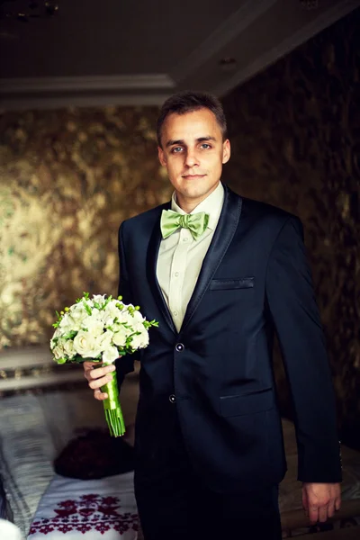 Casamento. noiva com um buquê de rosas para a noiva — Fotografia de Stock