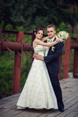 düğün. mutlu gelin ve damat bir düğünde köprü yürüyüş