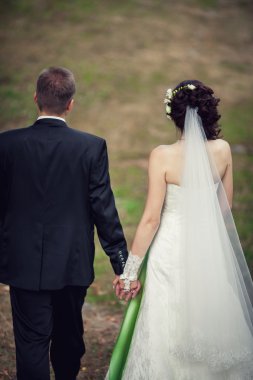 Gelin ve damat bahçede