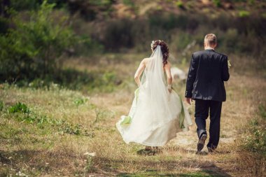 Gelin ve damat bahçede