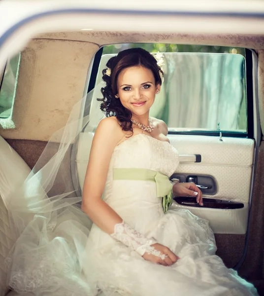 Wedding. Beautiful bride woman portrait with bridal bouquet posi — Stock Photo, Image