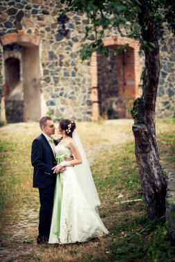 düğün. Gelin ve damadın eski bir bina fonunda kucaklayan