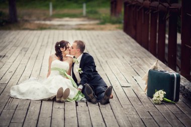 düğün. güzel yeni evli çift bir köprüde öpüşme