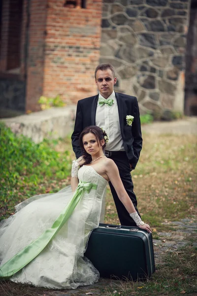 Hochzeit. Braut und Bräutigam umarmen sich vor der Kulisse eines alten Gebäudes — Stockfoto