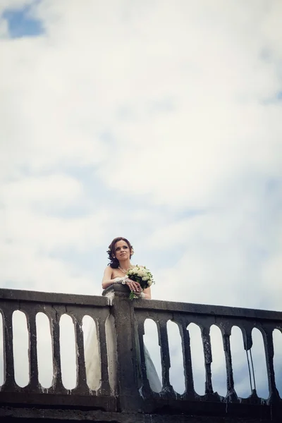 Свадьба. Счастливая невеста на свадьбе прогулка по мосту — стоковое фото