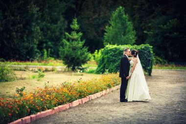 düğün. Orman kucaklayan, genç damat ve gelin evli çift