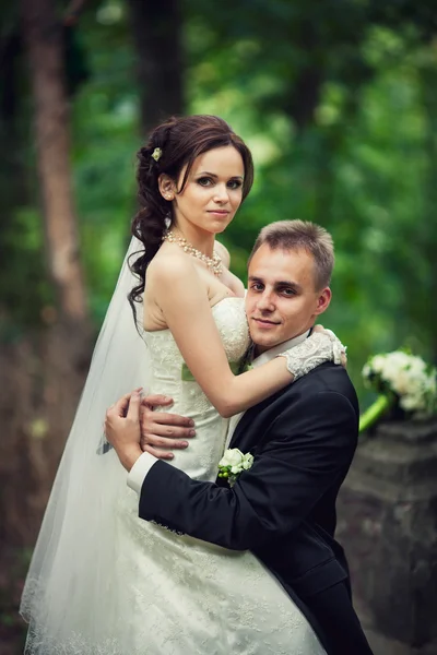 Coppia sposata in foresta abbracciando, giovane sposo e sposa — Foto Stock