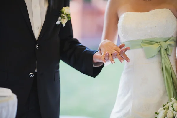 Pareja cogida de la mano — Foto de Stock