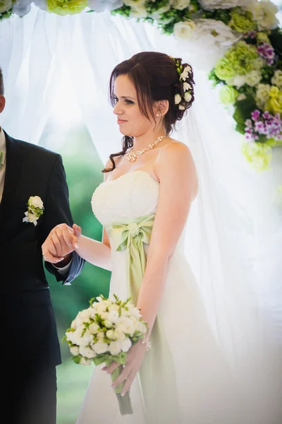 Bouquet entre les mains de la mariée — Photo