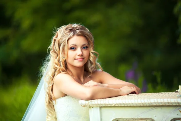 Hochzeit. Porträt einer schönen Braut in ihrem Boudoir neben dem Klavier — Stockfoto