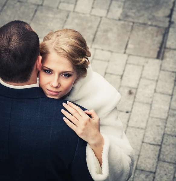 Matrimonio. sposa abbraccia lo sposo, e lo sfondo delle belle piastrelle di sfondo — Foto Stock