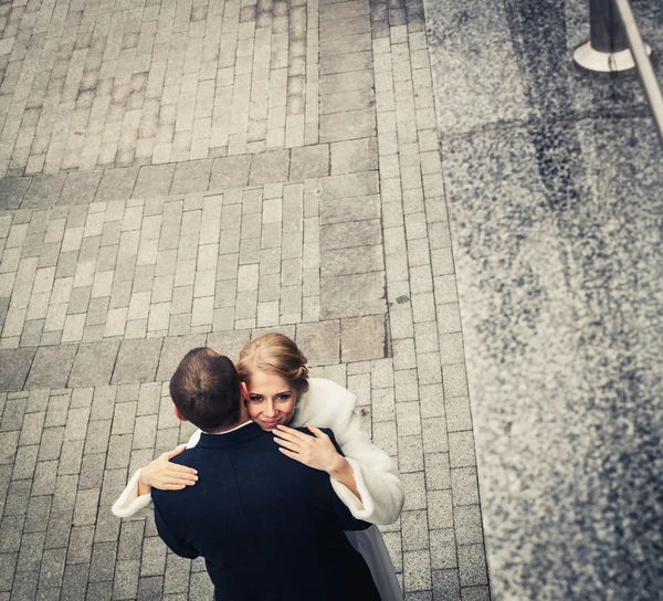 Mariage. mariée embrasse le marié, et le fond des belles tuiles de fond — Photo