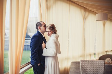 düğün. bej renkli sahne rahat bir kafede oturmuş yeni evliler