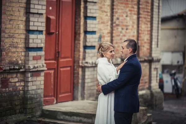 Wedding. couple embracing in city — Stock Photo, Image