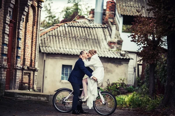 Matrimonio. coppia che abbraccia in città — Foto Stock