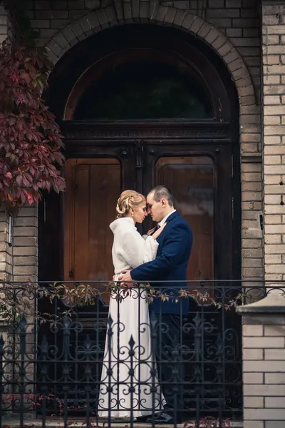 Matrimonio. coppia che abbraccia in città — Foto Stock