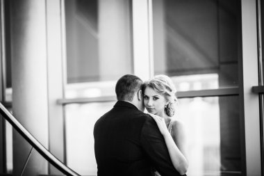 Gelin ve damat ile siyah beyaz fotoğraf