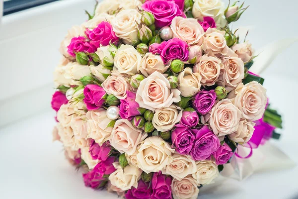 Hermosas rosas rosadas y blancas, ramo de novia —  Fotos de Stock