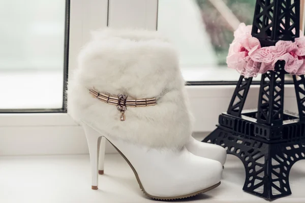 Sapatos de inverno para mulheres de branco — Fotografia de Stock