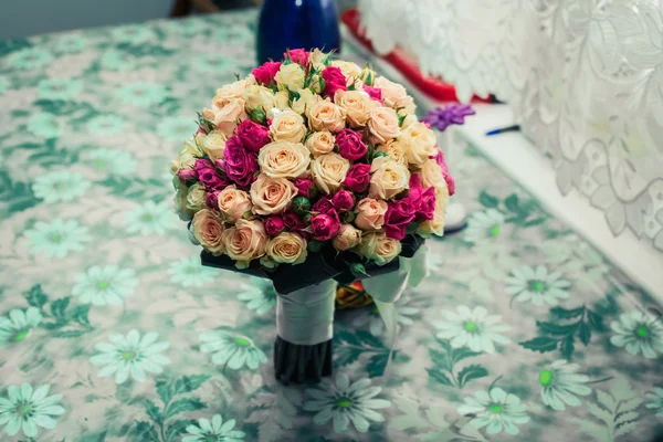 Gyönyörű rózsaszín és fehér rózsák, menyasszonyi csokor — Stock Fotó