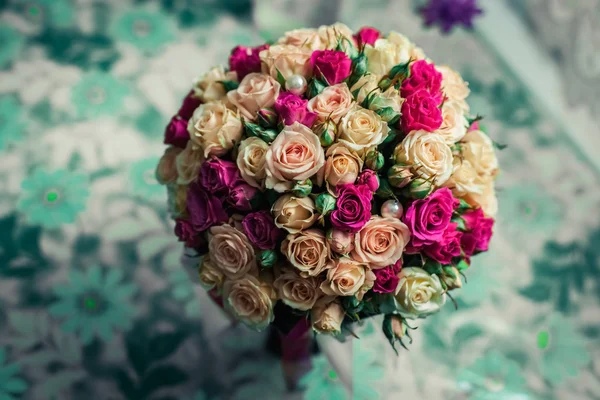 Belas rosas rosa e branco, bouquet nupcial — Fotografia de Stock