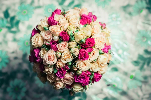Krásné růžové a bílé růže, Svatební kytice — Stock fotografie