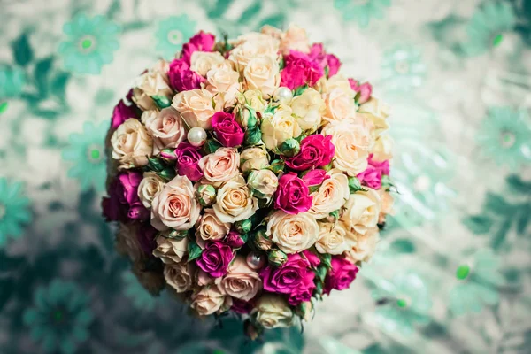 Hermosas rosas rosadas y blancas, ramo de novia —  Fotos de Stock