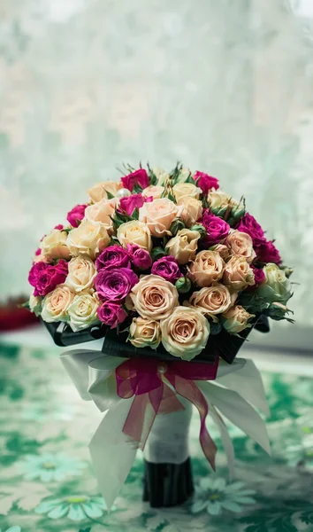 Krásné růžové a bílé růže, Svatební kytice — Stock fotografie