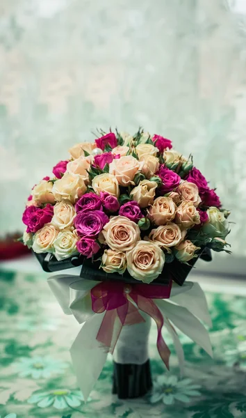 Schöne rosa und weiße Rosen, Brautstrauß — Stockfoto