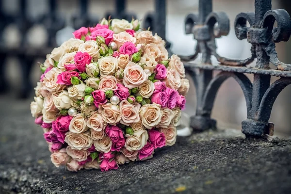 Bouquet de roses de mariage couché dans la rue — Photo